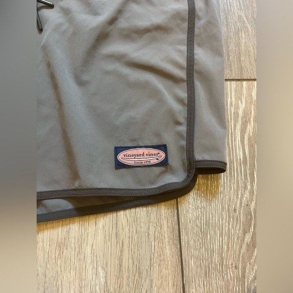 Men’s Vineyard Vines Performance Swim Trunks Size 32 with zip up pockets - Picture 2 of 8